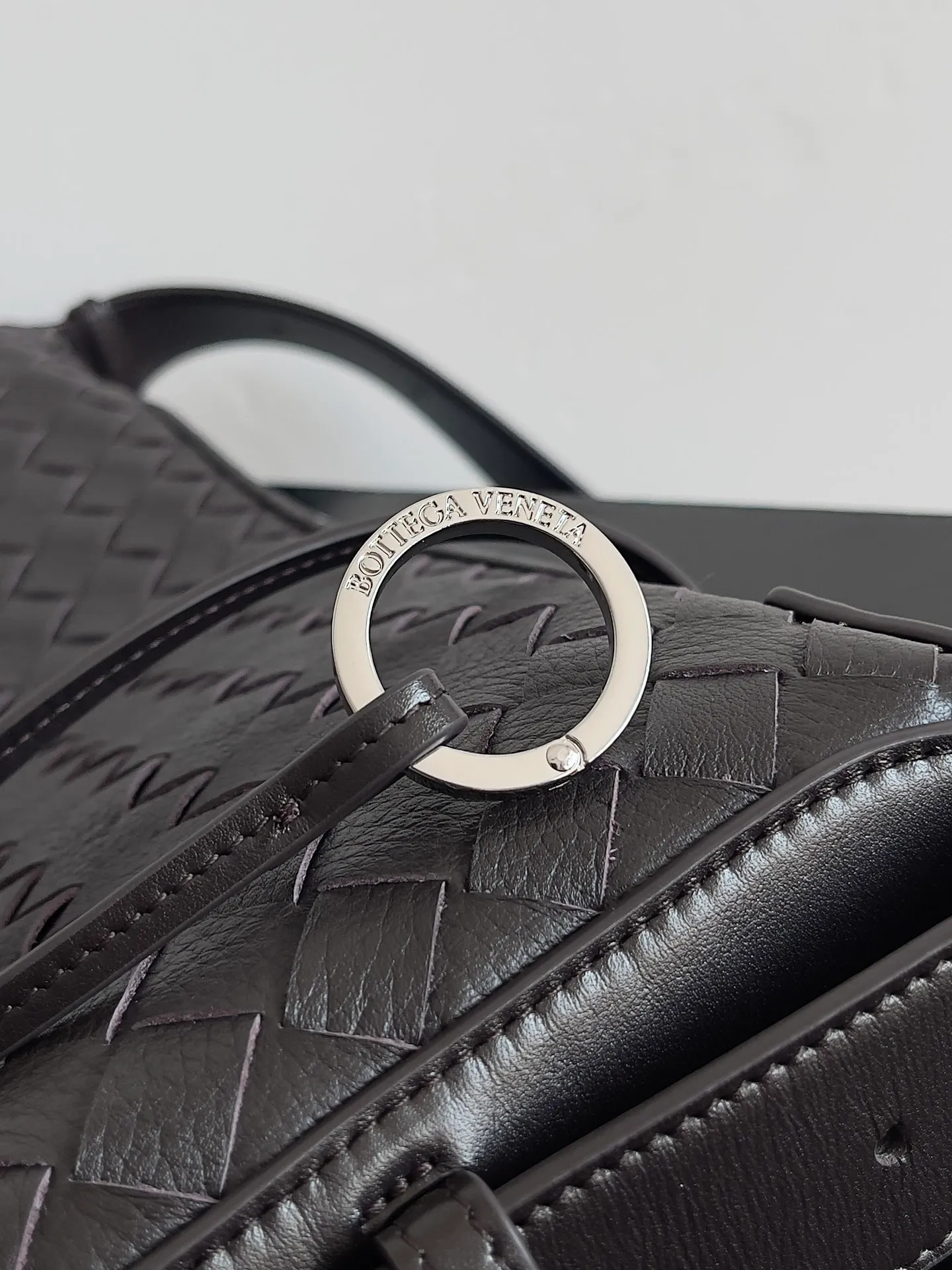 Batch 2360 BOTTEGA VENETA's new Traveler deerskin series is here! The travel season is coming soon, and I believe you must need a large-capacity and simple bag. This new Traveler is very in line with the current travel craze. The whole bag is designed with deerskin and is made of the highest quality leather. It feels tougher to the touch. The super large capacity is suitable for short trips. Traveling with friends and family does not require carrying heavy luggage. It is also very convenient for friends who often travel for work. You can carry two changes of clothes and a computer with you. It also comes with an adjustable shoulder strap to free your hands. Style number: 815748 Size: 35*29.5*8.5cm